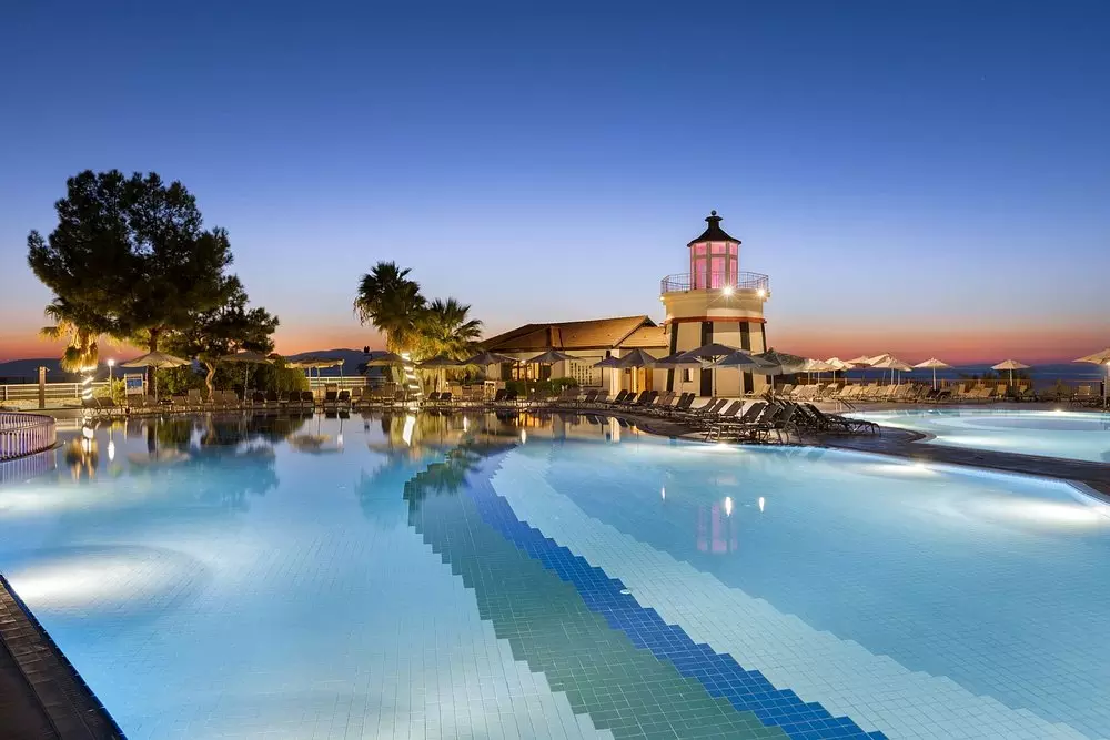 استخر سرباز هتل سی لایت ریزورت